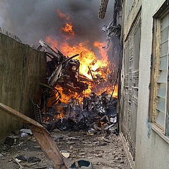 Illustration for article titled 159-Passenger Airliner Crashes Into Apartment Building (WARNING: Strong Images)